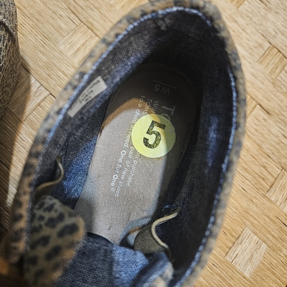 TOMS leopard pattern print sueded leather wedges Ankle size 5 - Picture 3 of 12